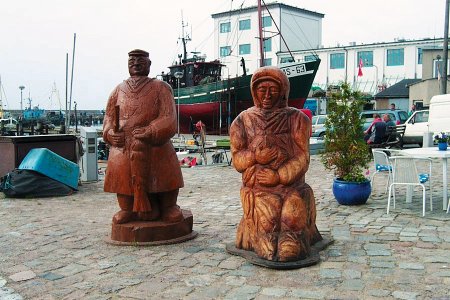 Holzfiguren im alten Stadthafen