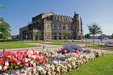 © elxeneize - shutterstock.com