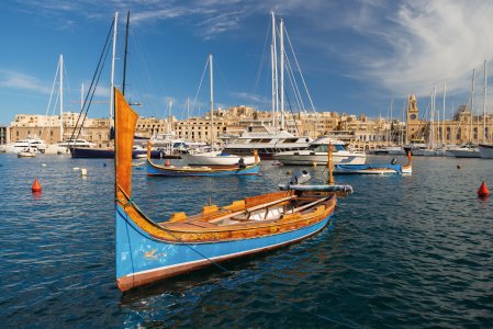 Luzzu vor Fort St. Angelo in Vittoriosa