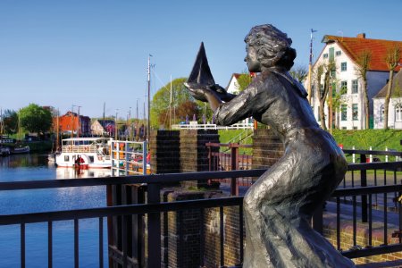 Statue im Hafen von Carolinensel