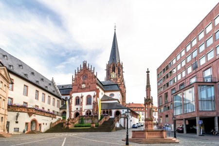 Stiftsbasilika und Stiftsplatz in Aschaffenburg
