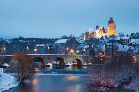 Alte Lahnbrücke in Wetzlar mit Dom im Winter 