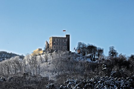 Blick auf das Hambacher Schloss in Neustadt an der Weinstraße