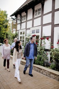 Spaziergänger vor Fachwerk in Bad Laer