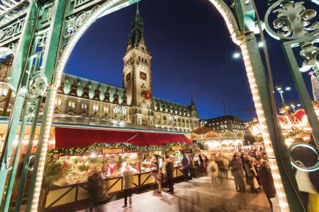 Historischer Weihnachtsmarkt auf dem Rathausplatz in Hamburg
