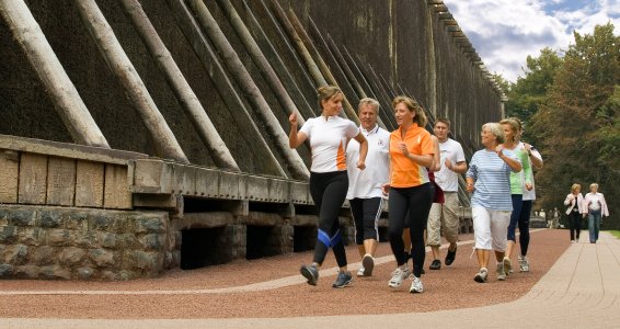 Nordic Walking am längsten Kurpark-Gradierwerk in NRW
