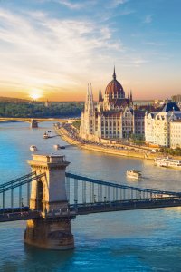 Parlament und Kettenbrücke in Budapest