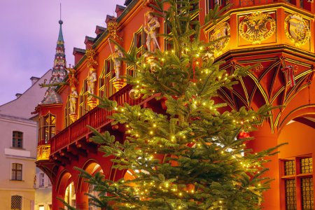 Weihnachtliche Dekoration vor dem Historischen Kaufhaus