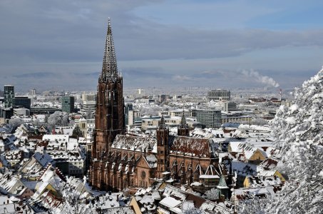 Blick auf das verschneite Freiburg