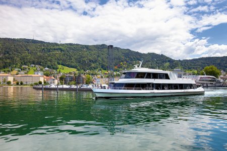 Rundfahrtschiff im Hafen von Bregenz am Bodensee