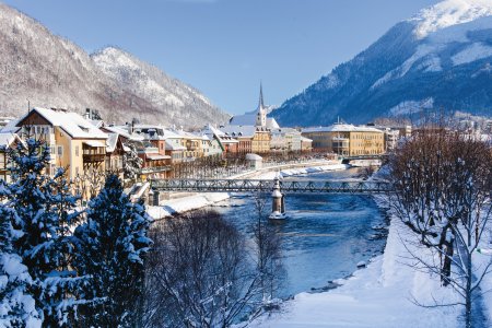 Blick auf die verschneite Esplanade von Bad Ischl
