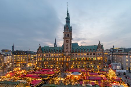 Weihnachtsmarkt am Rathaus in Hamburg