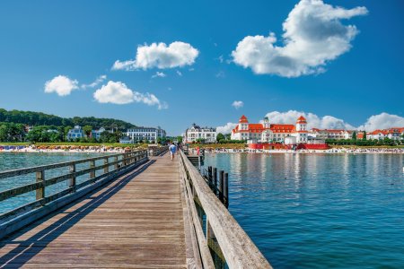 Blick von der Seebrücke auf Strand und Kurhaus Binz
