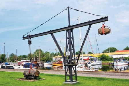 Holzhebekran im Hafen Varel