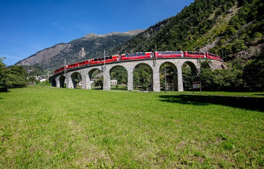Bernina Express auf dem Kreisviadukt © Rhätische Bahn